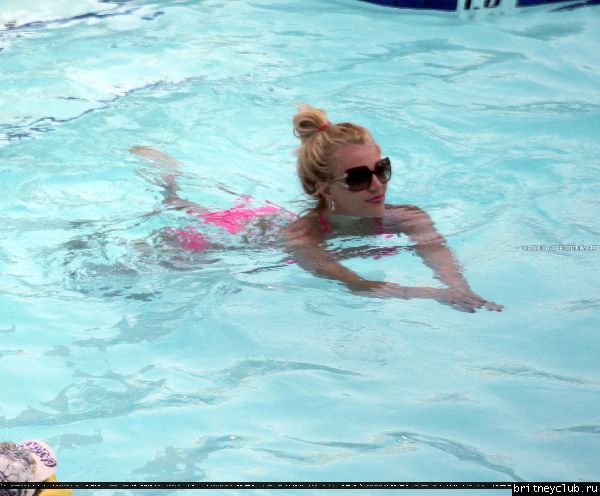 Бритни отдыхает в отеле Ritz Carlton086.jpg(Бритни Спирс, Britney Spears)