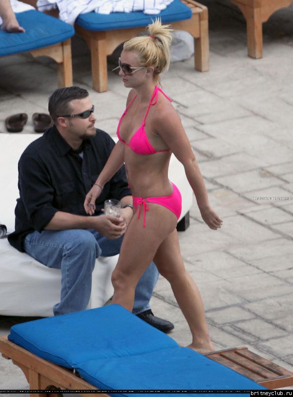 Бритни отдыхает в отеле Ritz Carlton088.jpg(Бритни Спирс, Britney Spears)