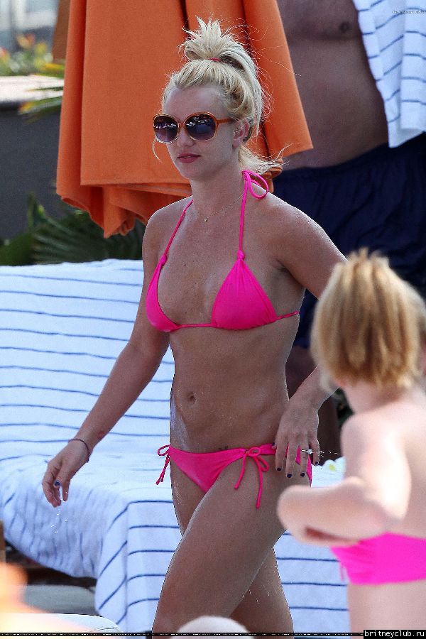 Бритни отдыхает в отеле Ritz Carlton100.jpg(Бритни Спирс, Britney Spears)