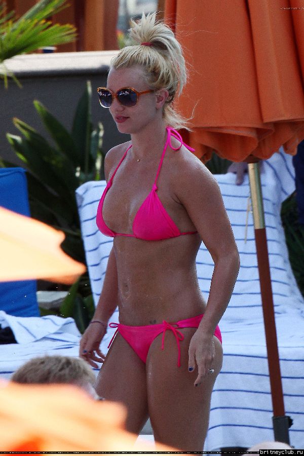 Бритни отдыхает в отеле Ritz Carlton101.jpg(Бритни Спирс, Britney Spears)