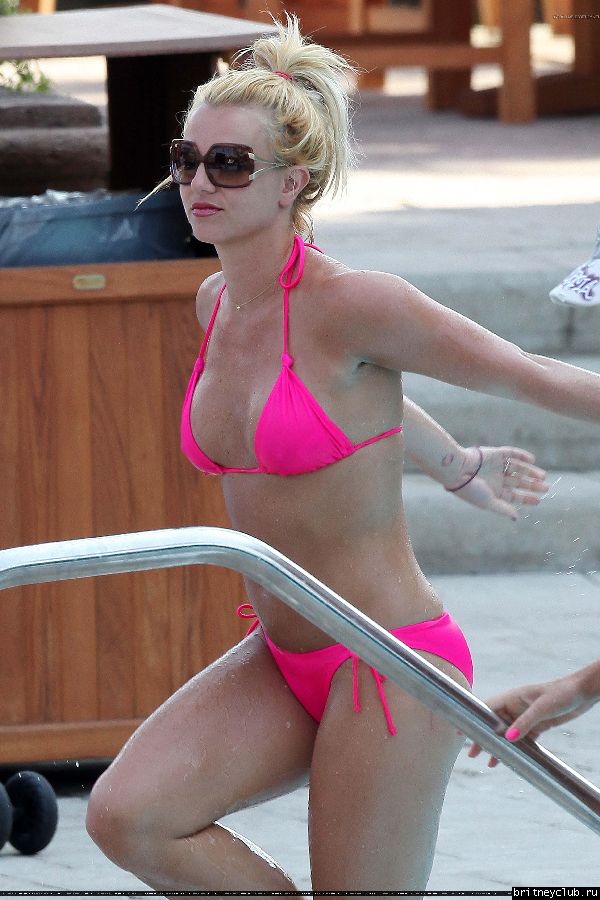 Бритни отдыхает в отеле Ritz Carlton112.jpg(Бритни Спирс, Britney Spears)