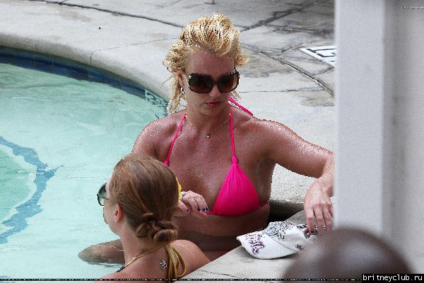 Бритни отдыхает в отеле Ritz Carlton121.jpg(Бритни Спирс, Britney Spears)