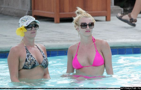 Бритни отдыхает в отеле Ritz Carlton144.jpg(Бритни Спирс, Britney Spears)