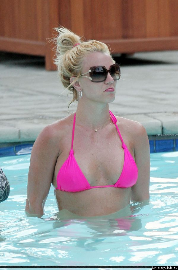 Бритни отдыхает в отеле Ritz Carlton163.jpg(Бритни Спирс, Britney Spears)