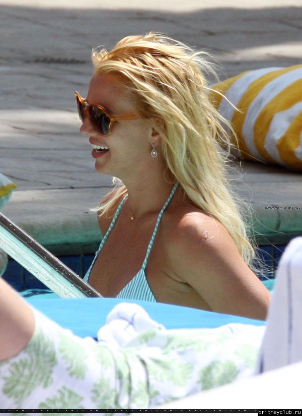 Бритни отдыхает у бассеина в отеле Ritz Carlton036.jpg(Бритни Спирс, Britney Spears)
