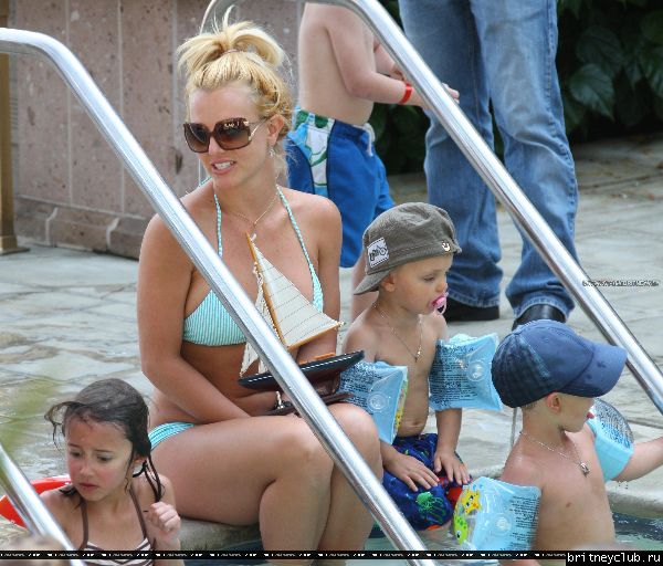 Бритни отдыхает у бассеина в отеле Ritz Carlton066.jpg(Бритни Спирс, Britney Spears)