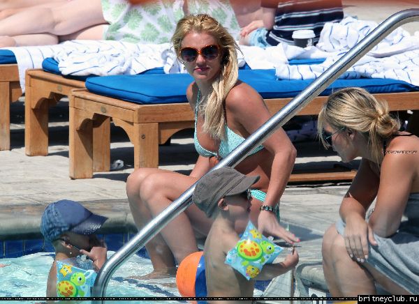 Бритни отдыхает у бассеина в отеле Ritz Carlton079.jpg(Бритни Спирс, Britney Spears)