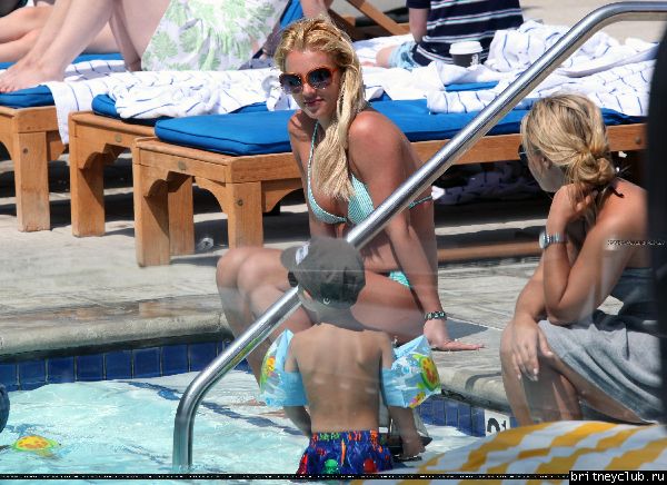 Бритни отдыхает у бассеина в отеле Ritz Carlton082.jpg(Бритни Спирс, Britney Spears)