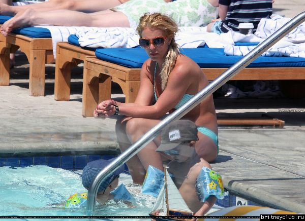 Бритни отдыхает у бассеина в отеле Ritz Carlton085.jpg(Бритни Спирс, Britney Spears)