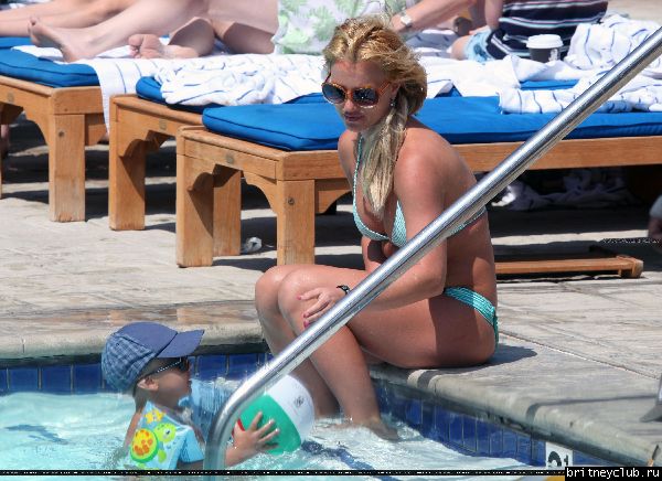 Бритни отдыхает у бассеина в отеле Ritz Carlton091.jpg(Бритни Спирс, Britney Spears)