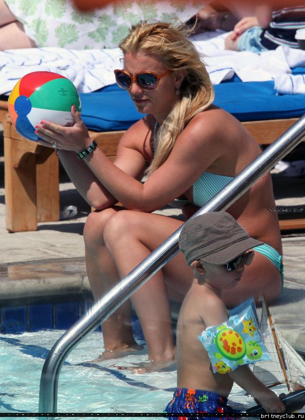 Бритни отдыхает у бассеина в отеле Ritz Carlton102.jpg(Бритни Спирс, Britney Spears)