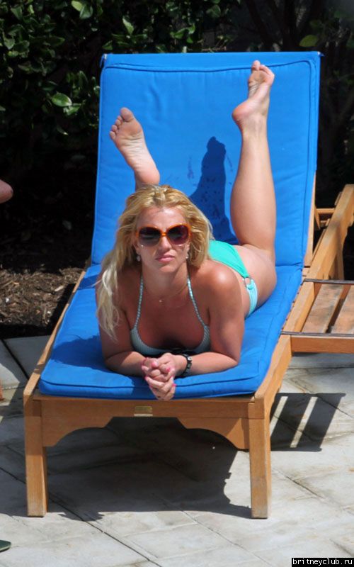 Бритни отдыхает у бассеина в отеле Ritz Carlton112.jpg(Бритни Спирс, Britney Spears)