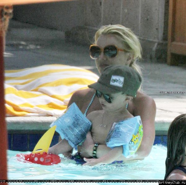 Бритни отдыхает у бассеина в отеле Ritz Carlton134.jpg(Бритни Спирс, Britney Spears)