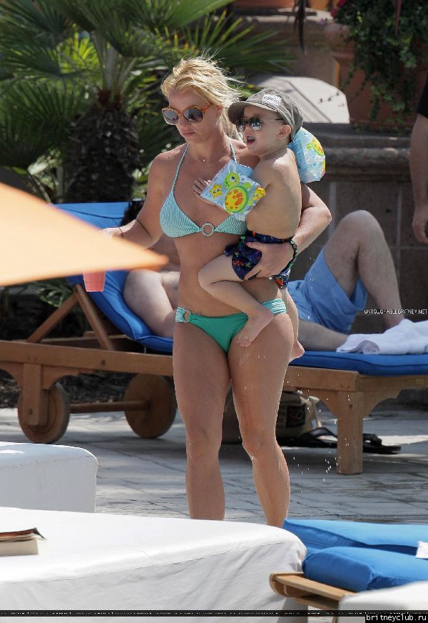 Бритни отдыхает у бассеина в отеле Ritz Carlton135.jpg(Бритни Спирс, Britney Spears)