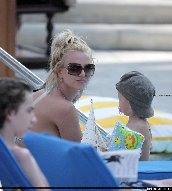 Бритни отдыхает у бассеина в отеле Ritz Carlton142.jpg(Бритни Спирс, Britney Spears)