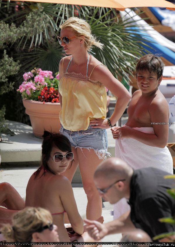 Бритни отдыхает у бассеина в отеле Ritz Carlton145.jpg(Бритни Спирс, Britney Spears)
