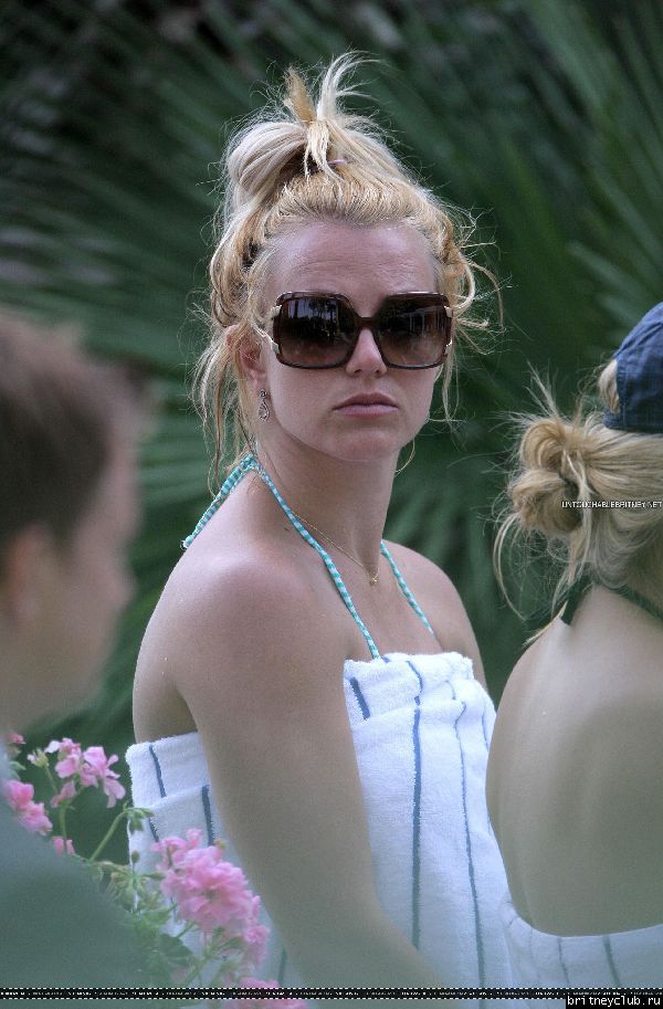 Бритни отдыхает у бассеина в отеле Ritz Carlton163.jpg(Бритни Спирс, Britney Spears)