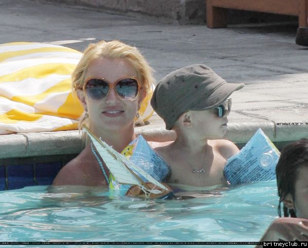 Бритни отдыхает у бассеина в отеле Ritz Carlton176.jpg(Бритни Спирс, Britney Spears)