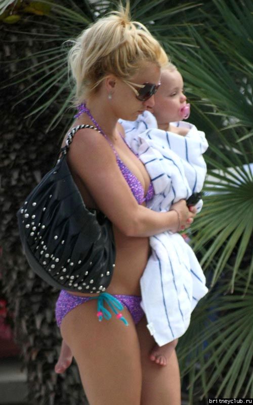 Бритни с детьми отдыхает у бассеина007.jpg(Бритни Спирс, Britney Spears)