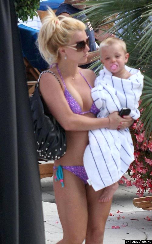 Бритни с детьми отдыхает у бассеина008.jpg(Бритни Спирс, Britney Spears)