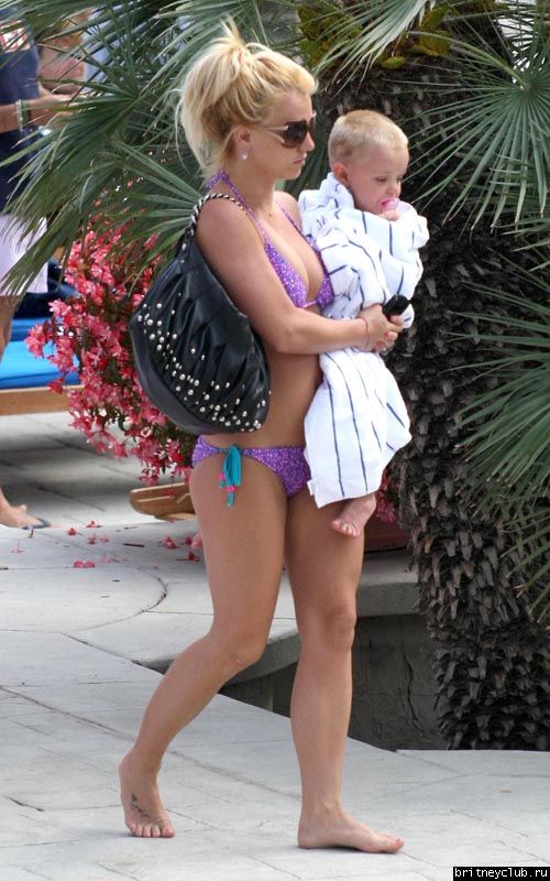 Бритни с детьми отдыхает у бассеина011.jpg(Бритни Спирс, Britney Spears)