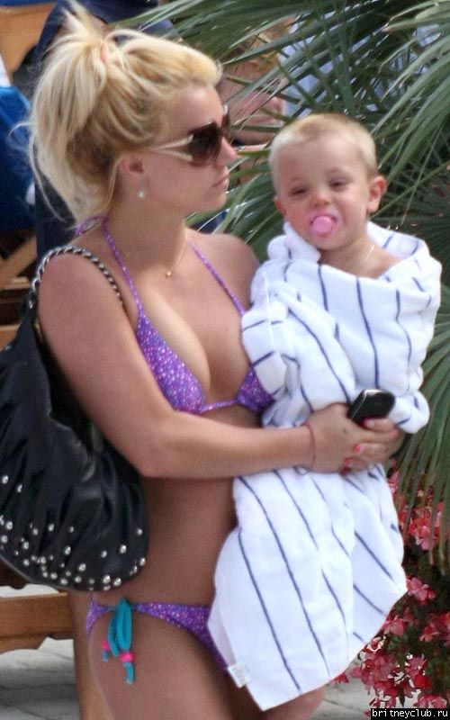 Бритни с детьми отдыхает у бассеина012.jpg(Бритни Спирс, Britney Spears)