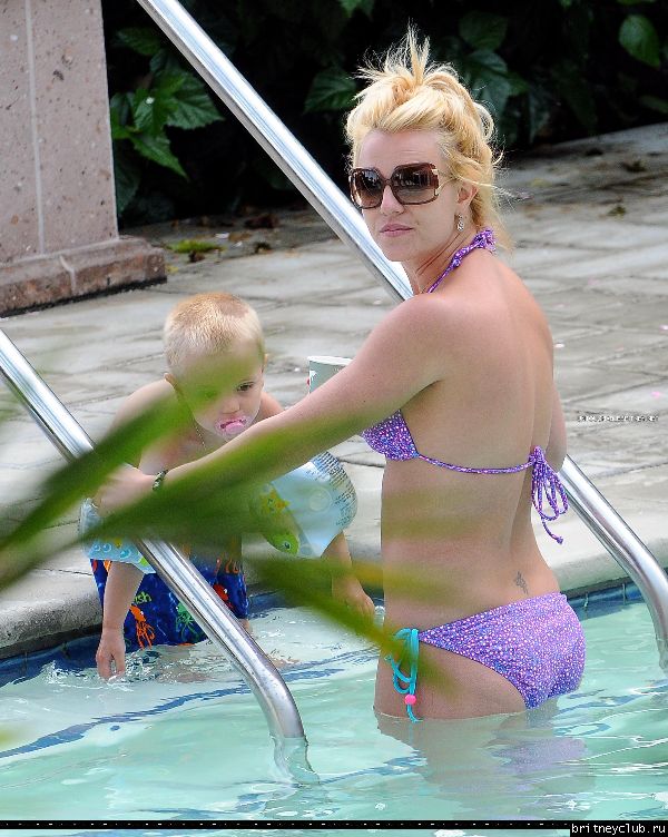 Бритни с детьми отдыхает у бассеина013.jpg(Бритни Спирс, Britney Spears)