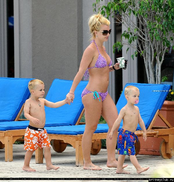 Бритни с детьми отдыхает у бассеина016.jpg(Бритни Спирс, Britney Spears)