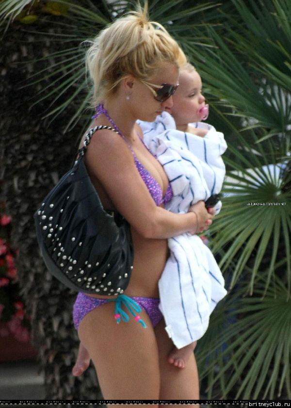 Бритни с детьми отдыхает у бассеина018.jpg(Бритни Спирс, Britney Spears)