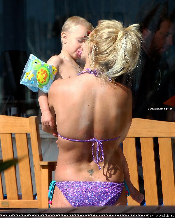 Бритни с детьми отдыхает у бассеина025.jpg(Бритни Спирс, Britney Spears)