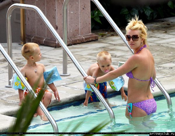 Бритни с детьми отдыхает у бассеина028.jpg(Бритни Спирс, Britney Spears)