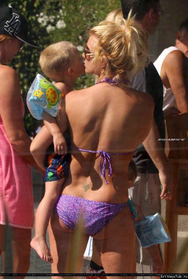 Бритни с детьми отдыхает у бассеина030.jpg(Бритни Спирс, Britney Spears)