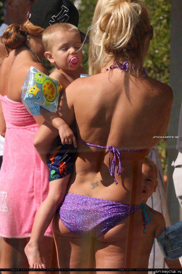Бритни с детьми отдыхает у бассеина034.jpg(Бритни Спирс, Britney Spears)