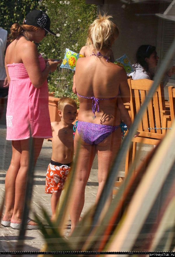 Бритни с детьми отдыхает у бассеина036.jpg(Бритни Спирс, Britney Spears)
