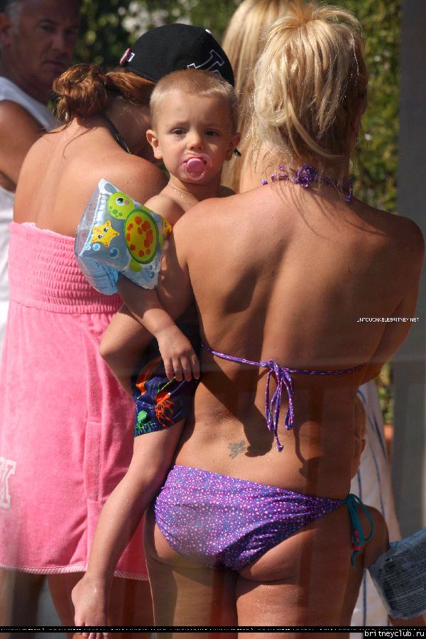 Бритни с детьми отдыхает у бассеина039.jpg(Бритни Спирс, Britney Spears)