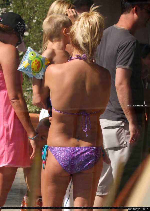 Бритни с детьми отдыхает у бассеина042.jpg(Бритни Спирс, Britney Spears)