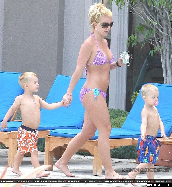 Бритни с детьми отдыхает у бассеина097.jpg(Бритни Спирс, Britney Spears)