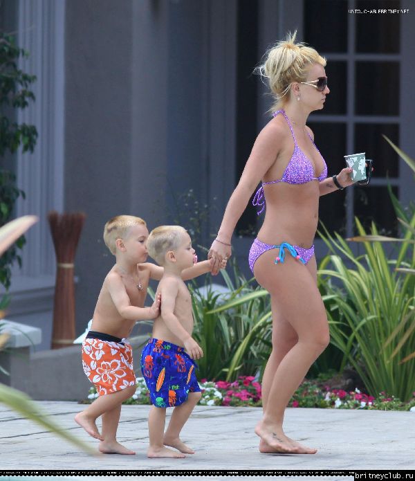 Бритни с детьми отдыхает у бассеина130.jpg(Бритни Спирс, Britney Spears)