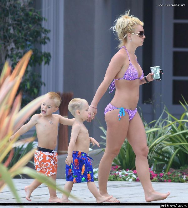 Бритни с детьми отдыхает у бассеина131.jpg(Бритни Спирс, Britney Spears)
