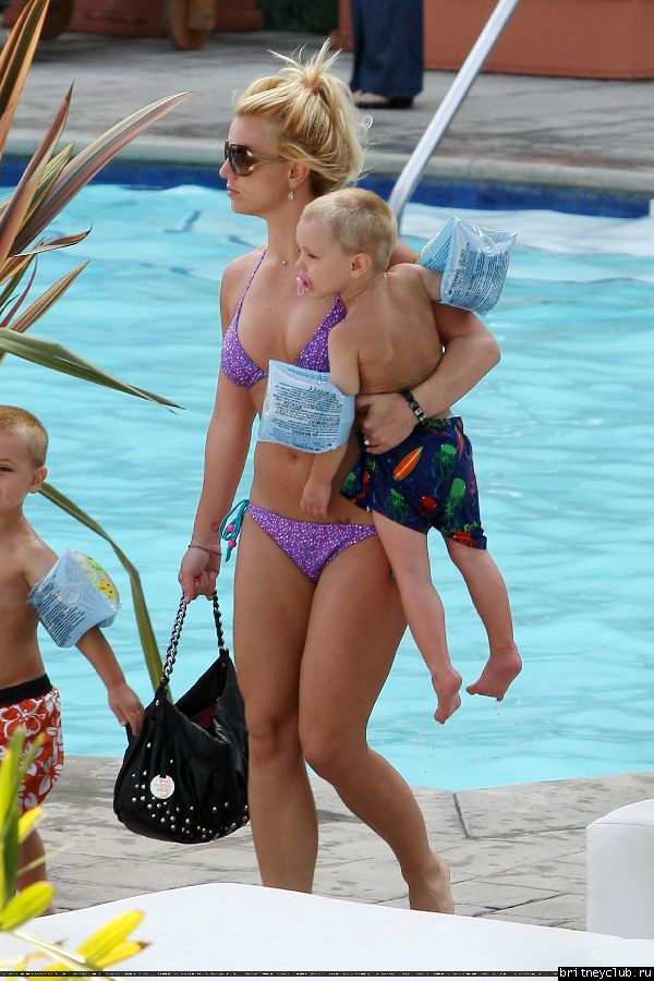 Бритни с детьми отдыхает у бассеина146.jpg(Бритни Спирс, Britney Spears)