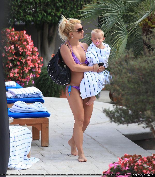 Бритни с детьми отдыхает у бассеина150.jpg(Бритни Спирс, Britney Spears)