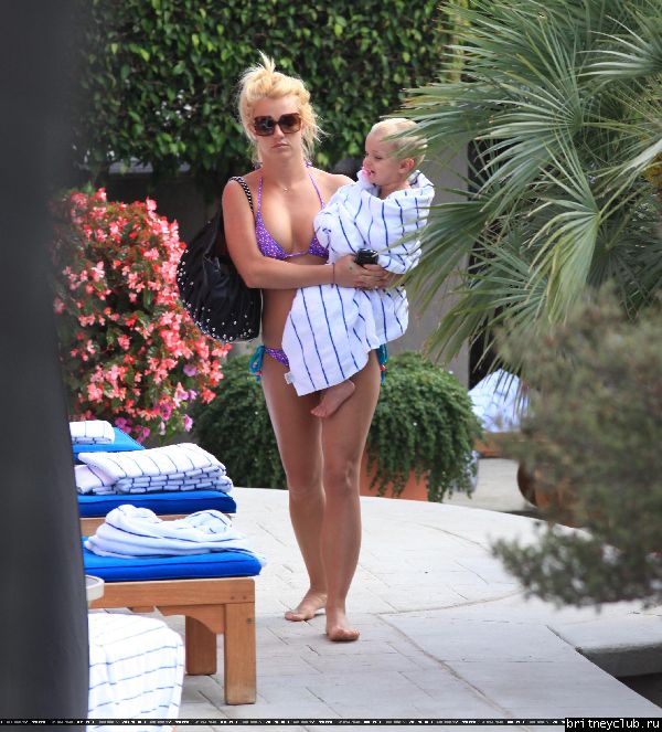 Бритни с детьми отдыхает у бассеина153.jpg(Бритни Спирс, Britney Spears)