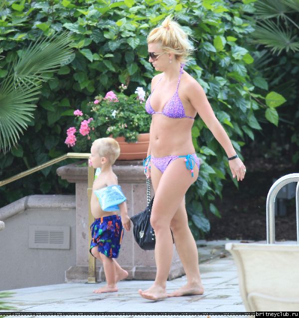Бритни с детьми отдыхает у бассеина154.jpg(Бритни Спирс, Britney Spears)