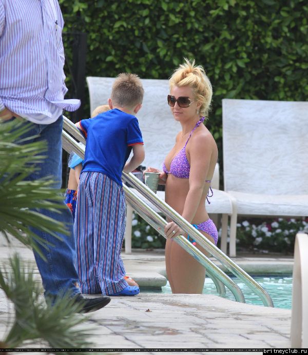Бритни с детьми отдыхает у бассеина155.jpg(Бритни Спирс, Britney Spears)