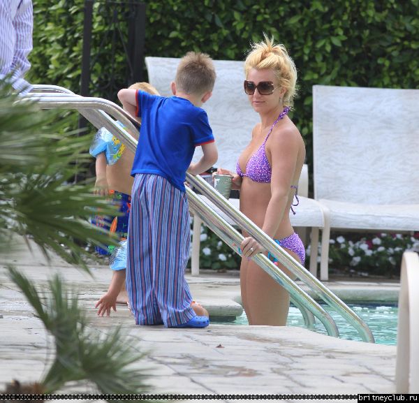 Бритни с детьми отдыхает у бассеина156.jpg(Бритни Спирс, Britney Spears)
