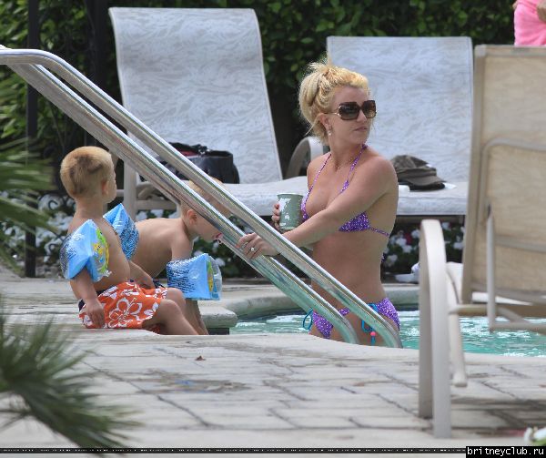 Бритни с детьми отдыхает у бассеина158.jpg(Бритни Спирс, Britney Spears)