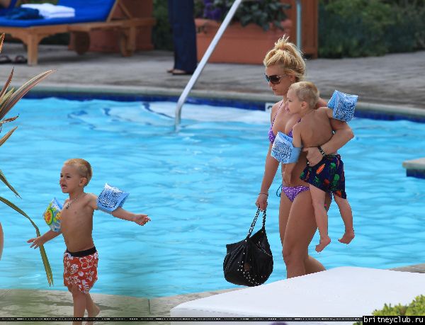 Бритни с детьми отдыхает у бассеина160.jpg(Бритни Спирс, Britney Spears)