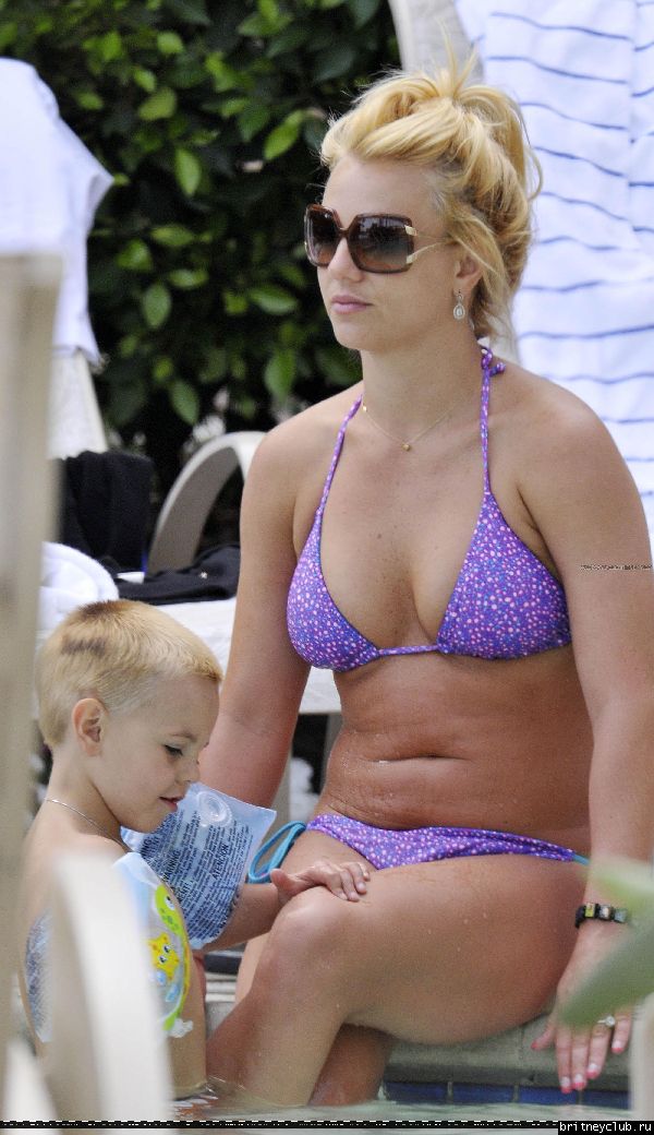 Бритни с детьми отдыхает у бассеина167.jpg(Бритни Спирс, Britney Spears)