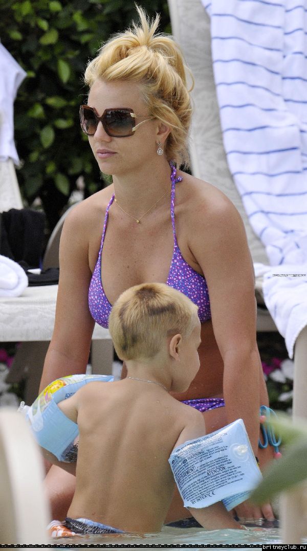 Бритни с детьми отдыхает у бассеина168.jpg(Бритни Спирс, Britney Spears)