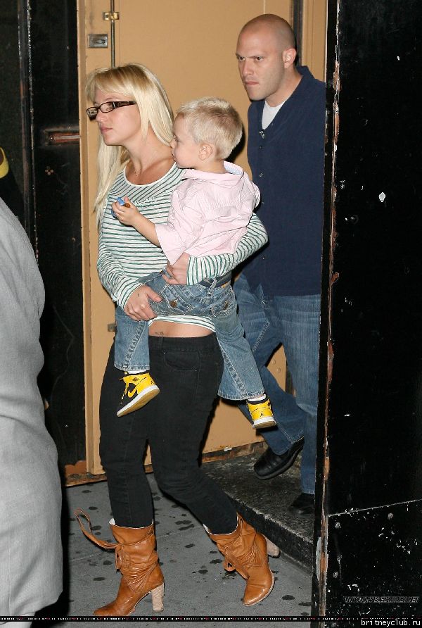 Бритни с детьми посещает мюзикл 07.jpg(Бритни Спирс, Britney Spears)